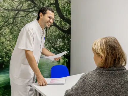 Consultation entre un praticien et sa patiente à la Polyclinique Lyon Nord