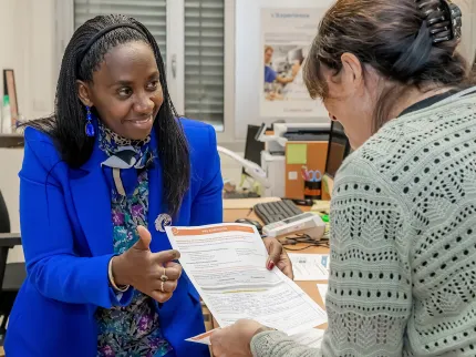Personnel de l'accueil et patient à la Polyclinique Lyon Nord