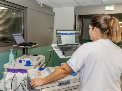 Personnel soignant sur un ordinateur à la Polyclinique Lyon Nord