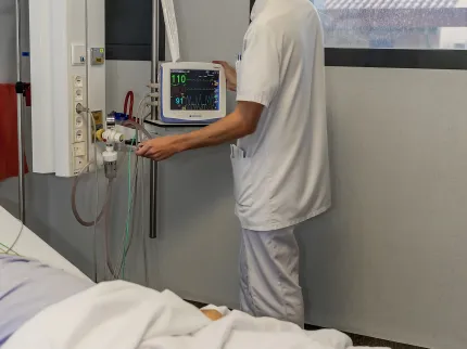 Patient alité à la Polyclinique Lyon Nord