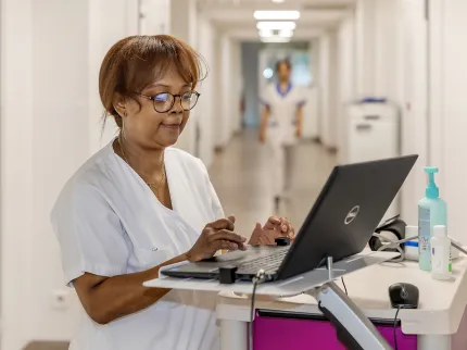 infirmière prépare le dossier informatique du patient