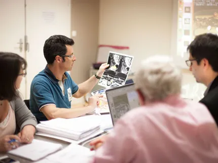 Des médecins et spécialistes étudient le dossier médical d'un patient en réunion de concertation plurisciplinaire