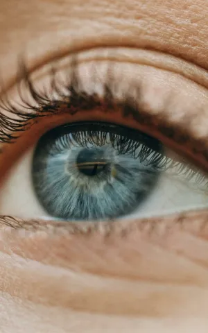 Zoom sur un œil de couleur bleu, groupe Vivalto Santé