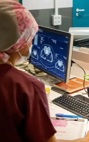 Personnel soignant étudiant la radiothérapie d'un patient à la Polyclinique Lyon Nord