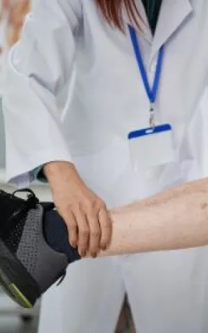 Médecin angiologue s'assurant de la bonne circulation du sang dans les jambes d'un patient à la Polyclinique Lyon Nord