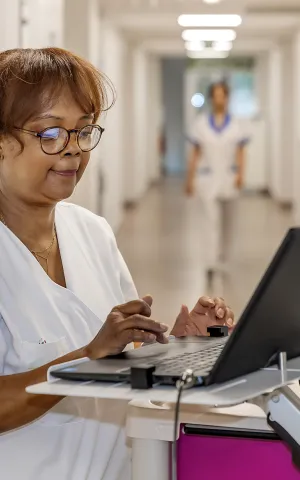 infirmière prépare le dossier informatique du patient