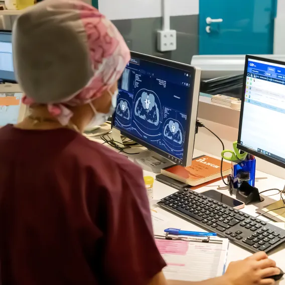 Personnel soignant étudiant la radiothérapie d'un patient à la Polyclinique Lyon Nord