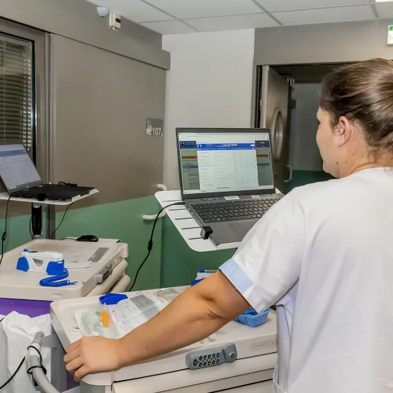 Personnel soignant sur un ordinateur à la Polyclinique Lyon Nord