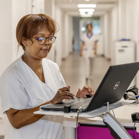 infirmière prépare le dossier informatique du patient