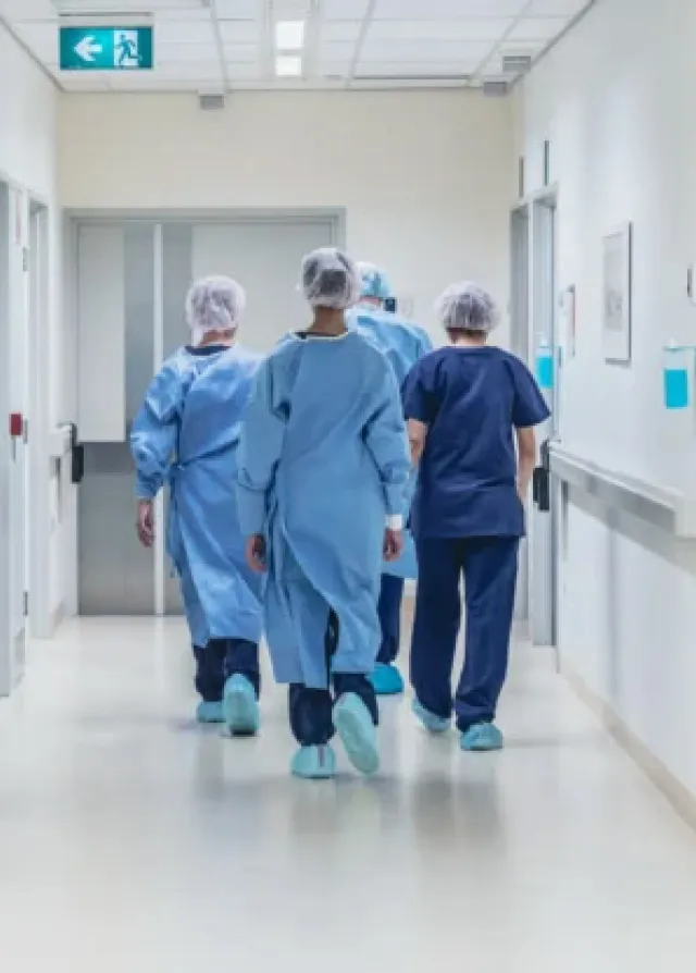 Professionnels de santé dans un couloir d'hôpital ou de clinique