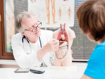 Praticien expliquant l'anatomie à un patient