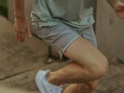 Un homme courant dans un escalier pour récupérer de sa blessure, Groupe Vivalto Santé.