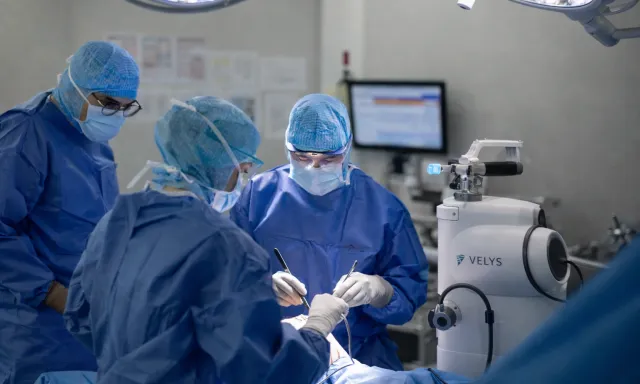 Chambre opératoire avec assistance robotique Velys
