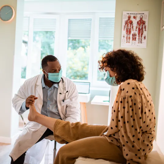 Médecin ausculte une patiente