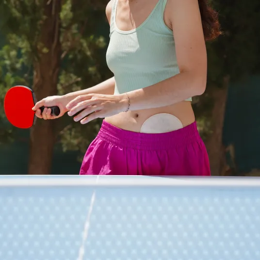 Femme jouant au ping-pong avec un sac de stomie - Vivalto Dom