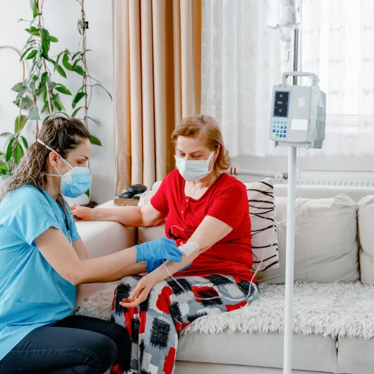 Perfusion réalisée par une infirmière à domicile avec Vivalto Dom