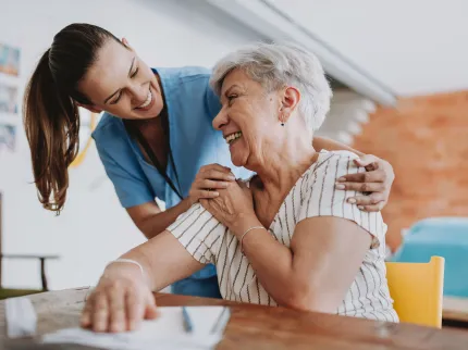 Infirmière à domicile avec une patiente âgée. 