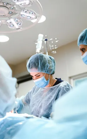 Portrait d'une femme opérant un patient, groupe Vivalto Santé