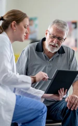 Un médecin expliquant la radio d'un patient.