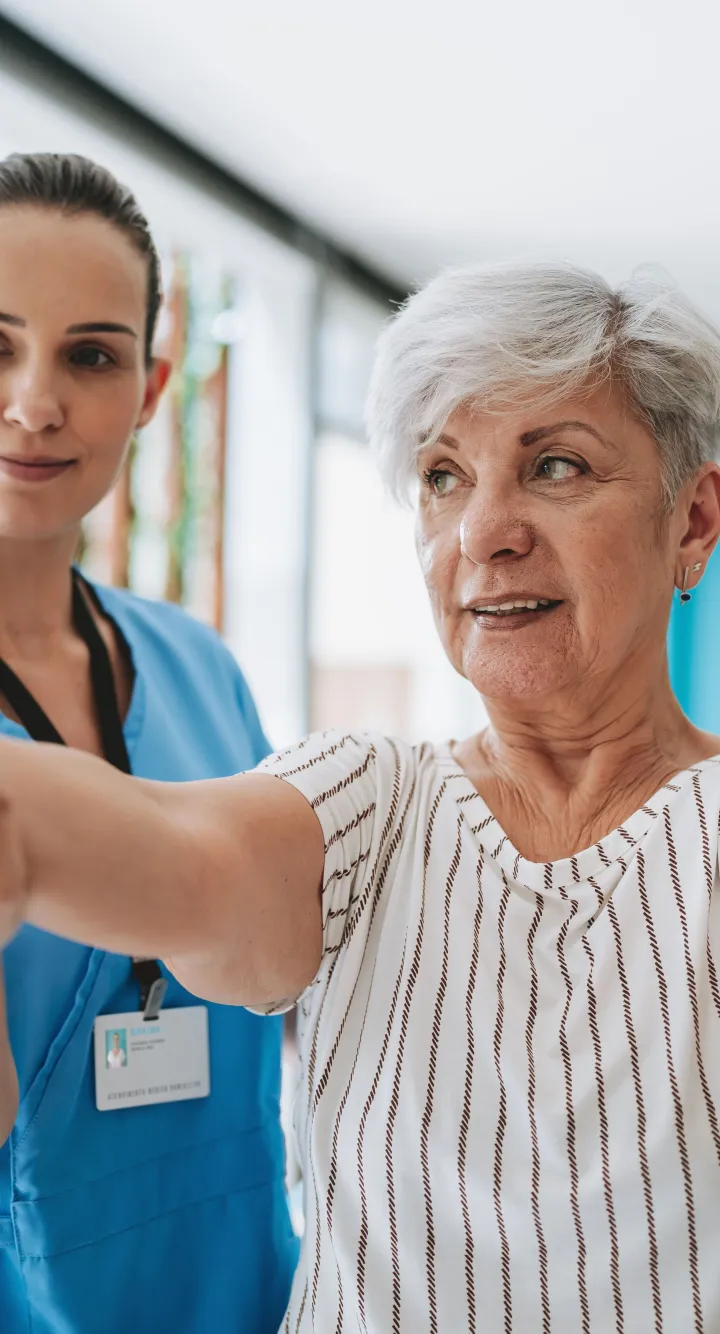 Une patiente âgée effectuant des soins de support avec une infirmière, Groupe Vivalto Santé