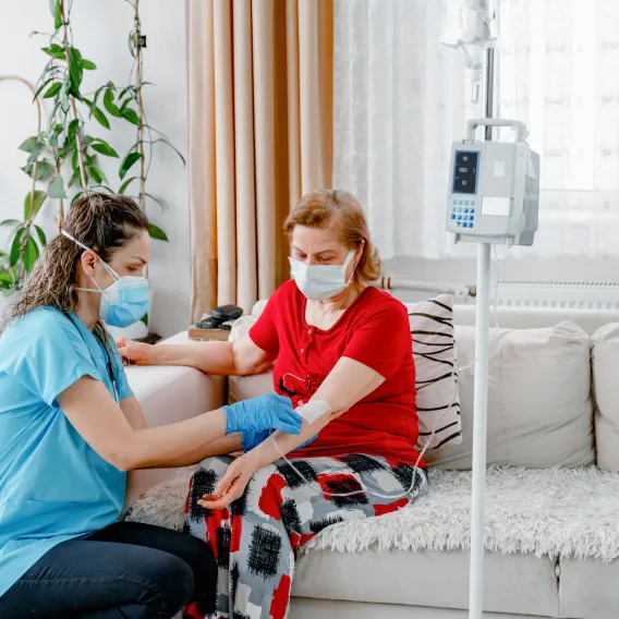 Perfusion réalisée par une infirmière à domicile avec Vivalto Dom